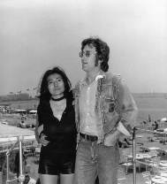 Джон Леннон (John Lennon) и Йоко Оно (Yoko Ono) Джон Леннон (John Lennon) и Йоко Оно (Yoko Ono)